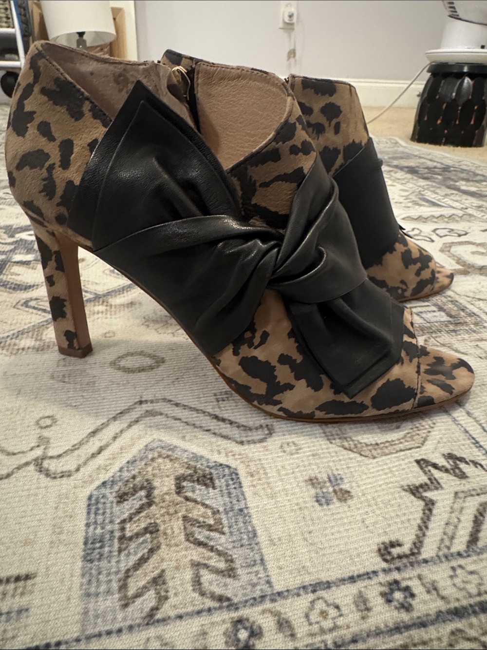 Louise et Cie Leopard Print Bow Peep Toe Heels Size 8